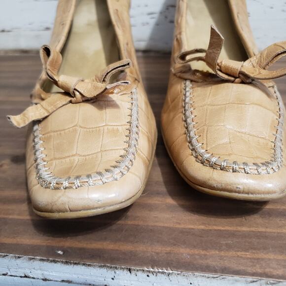 Stuart Weitzman Leather Alligator Nude Kitten Heel Bow Pumps 8 - Picture 3 of 12